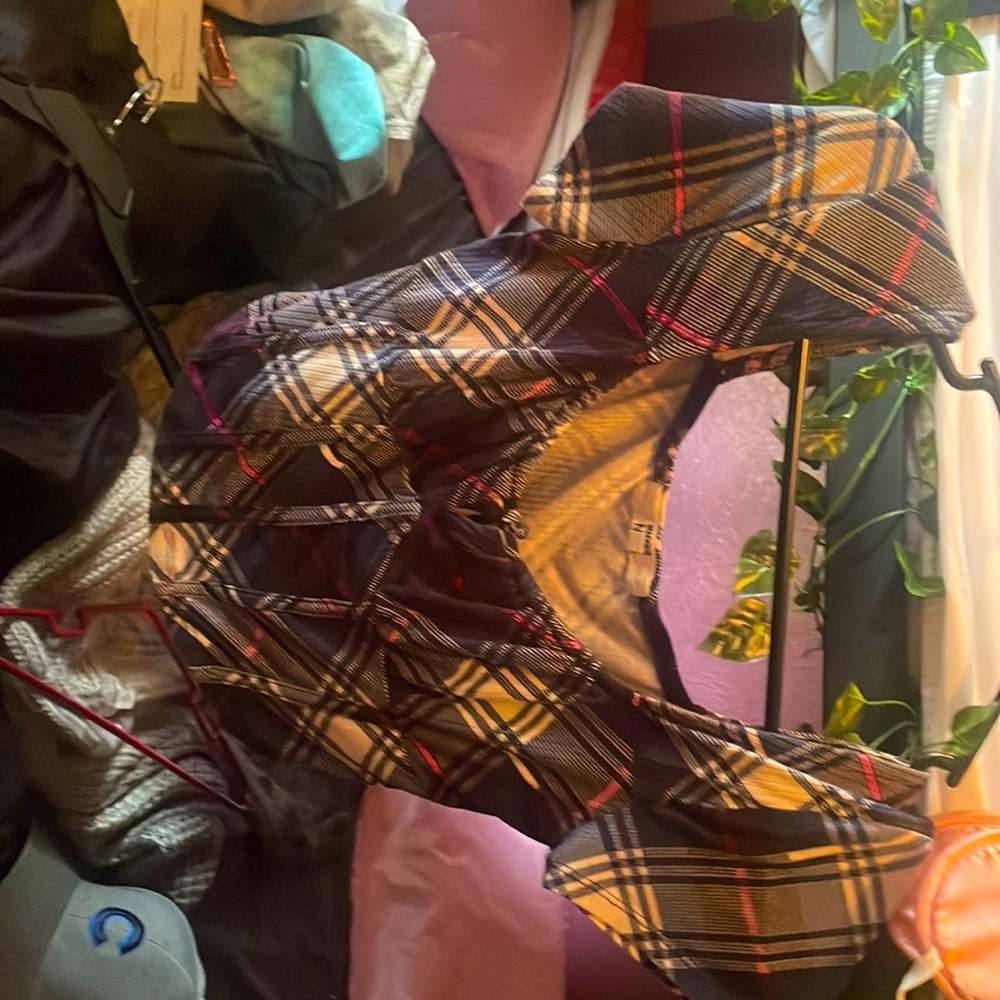 Really cute blue plaid shirt cropped size m really stretchy and comfortable